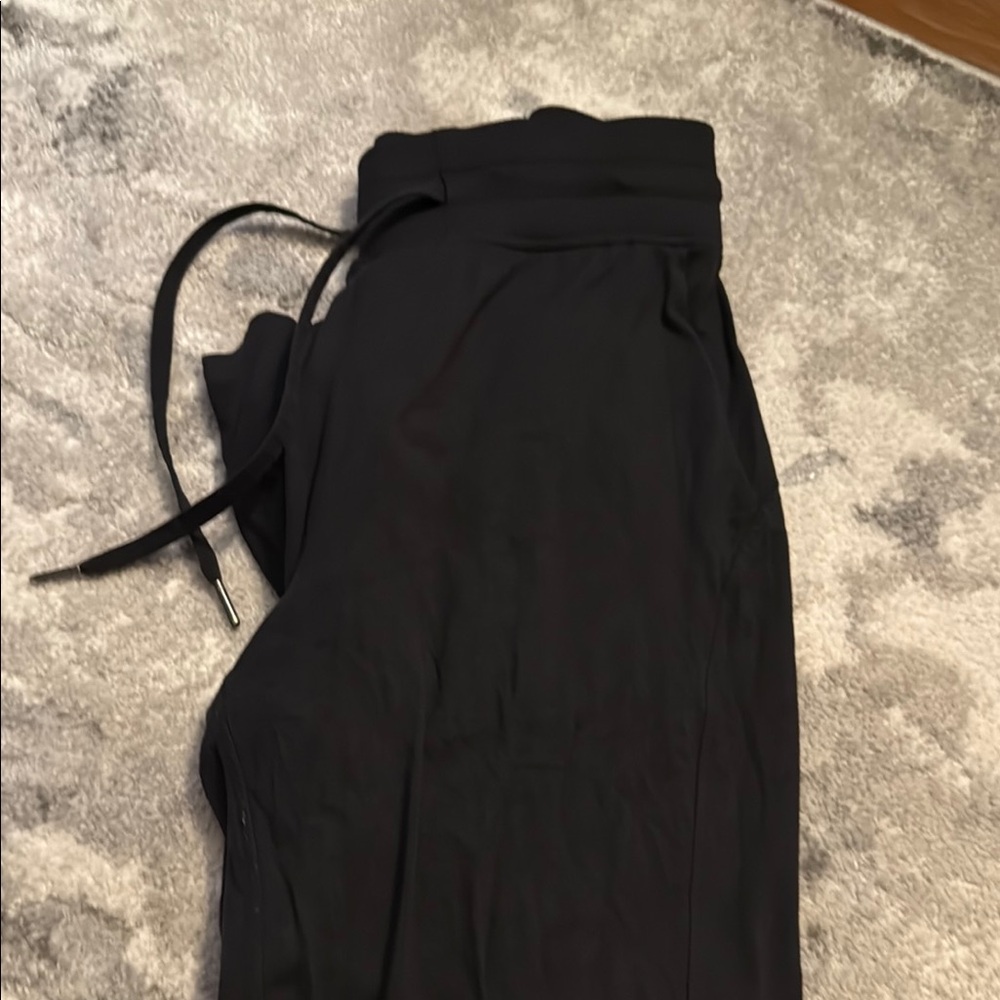 Black cropped Lulu Joggers